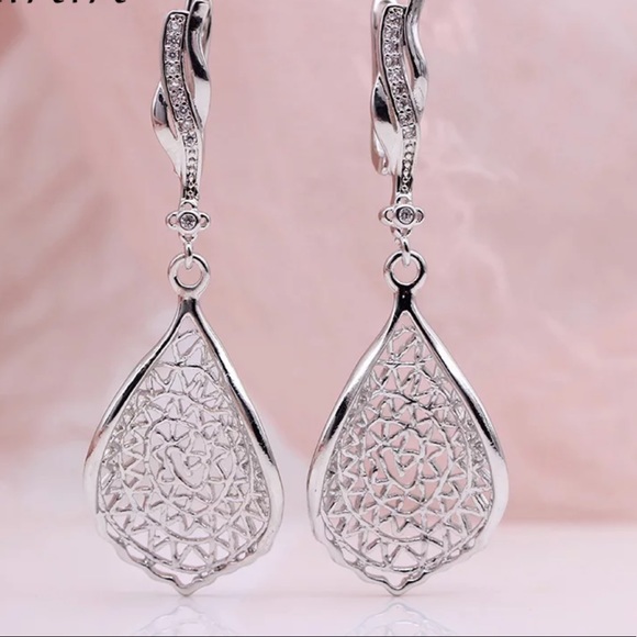 🌟 Platinum Plated CZ Earrings - Picture 1 of 4